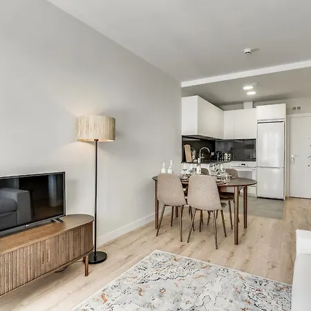 Skyline 10 Pool And Parking Free Apartment *