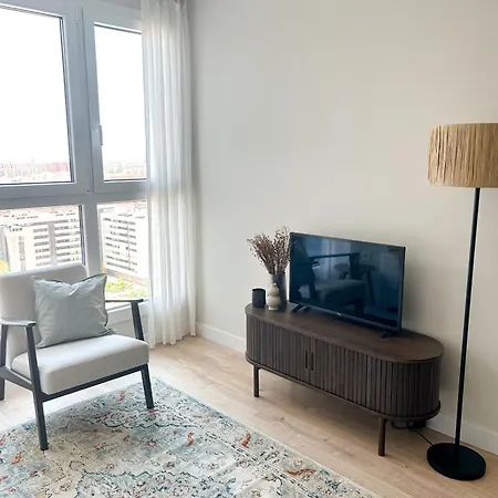 Skyline 10 Pool And Parking Free Apartment *